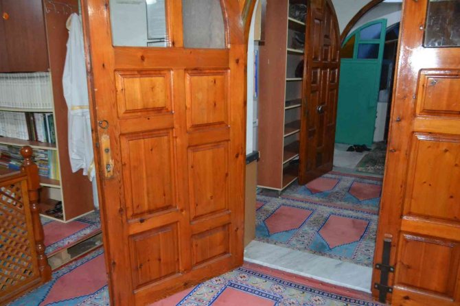 Camiyi Soyan Hırsıza Cami Cemaatinden Tepki: “Gidin Adam Gibi Bir Yerde Çalışın”