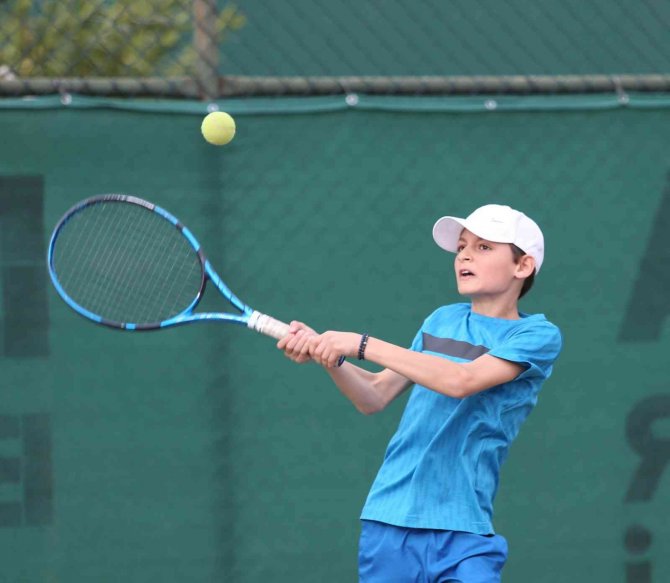 Tenis Turnuvasında Büyükşehir Belediyesporlu Sporculardan 2 Madalya