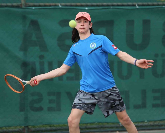 Tenis Turnuvasında Büyükşehir Belediyesporlu Sporculardan 2 Madalya