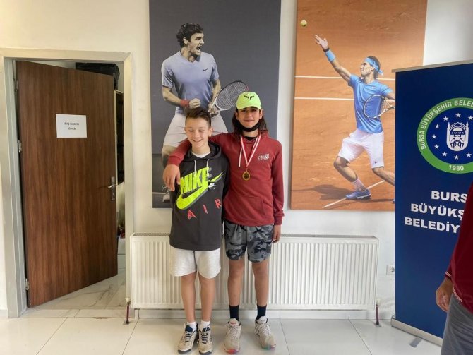 Tenis Turnuvasında Büyükşehir Belediyesporlu Sporculardan 2 Madalya