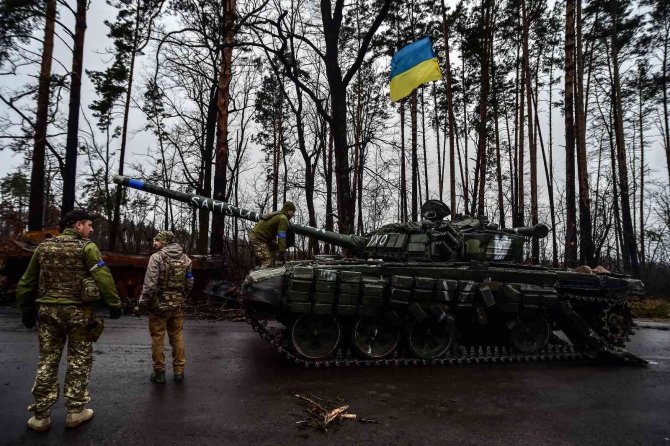 Rusların Bıraktığı Tanklar Kiev’e Getiriliyor