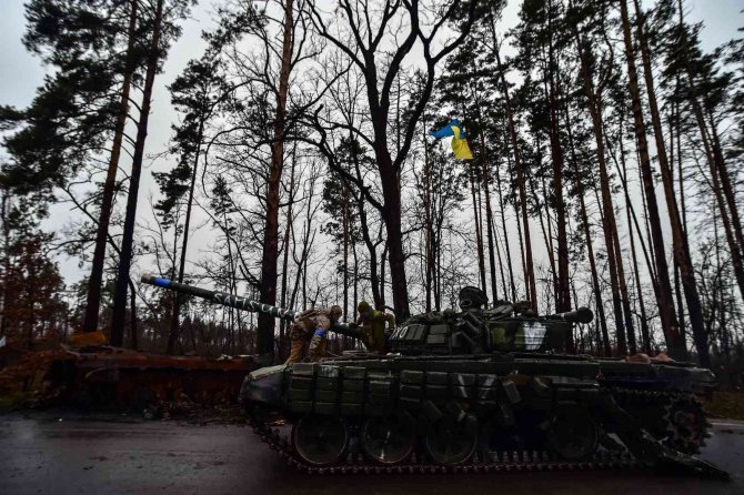 Rusların Bıraktığı Tanklar Kiev’e Getiriliyor
