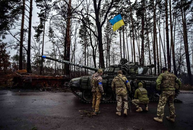 Rusların Bıraktığı Tanklar Kiev’e Getiriliyor