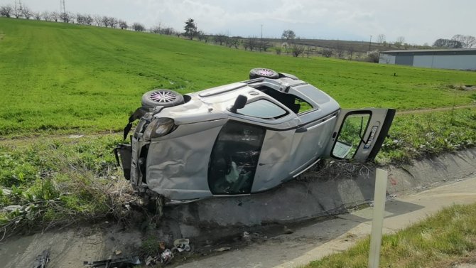 Bariyerlere Çarpıp Şarampole Yuvarlandı: 2 Yaralı