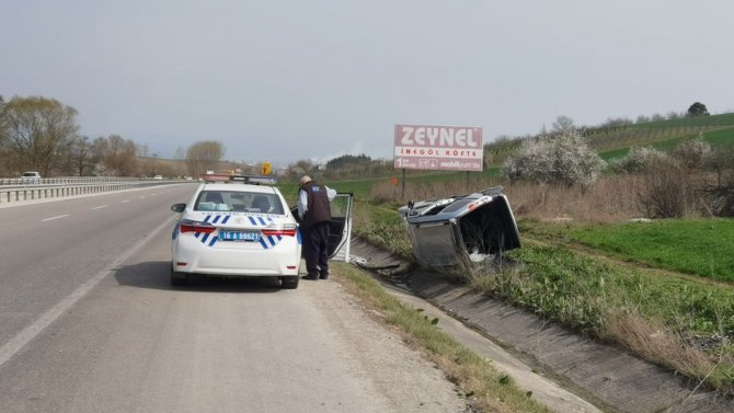 Bariyerlere Çarpıp Şarampole Yuvarlandı: 2 Yaralı
