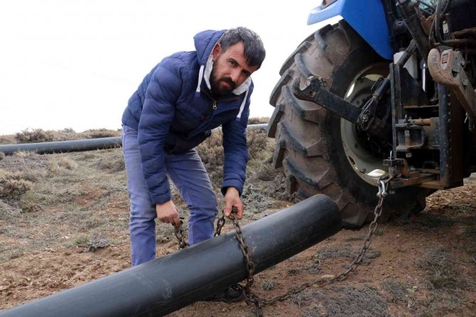Dsi̇ Yardımcı Olmadı, Üretimden Vazgeçmeyerek Tarlasına 2.5 Km Boru Döşedi