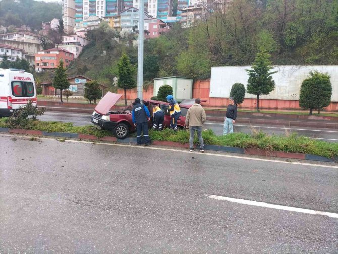 Otomobil Aydınlatma Direğine Çarptı: 1 Yaralı