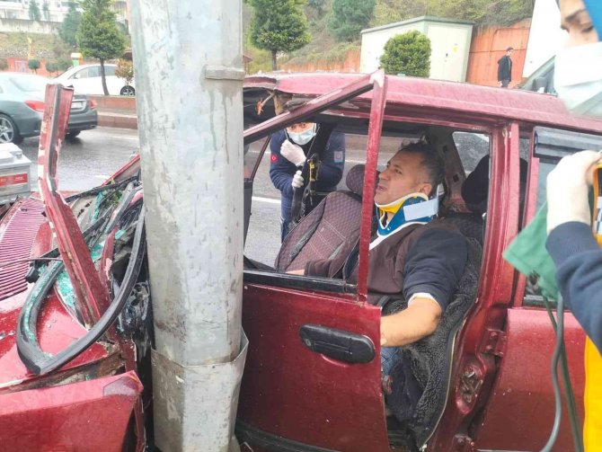 Otomobil Aydınlatma Direğine Çarptı: 1 Yaralı