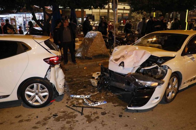 Önce Önündeki Otomobile Ardından Park Halindeki Araçlara Çarptı: 2 Yaralı