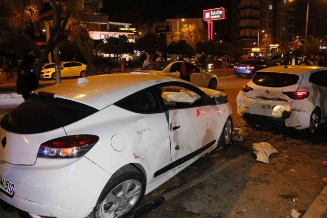 Önce Önündeki Otomobile Ardından Park Halindeki Araçlara Çarptı: 2 Yaralı