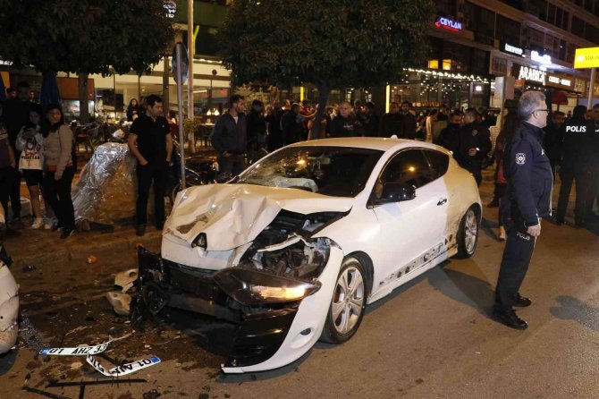 Önce Önündeki Otomobile Ardından Park Halindeki Araçlara Çarptı: 2 Yaralı