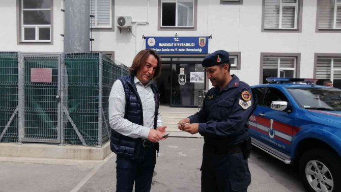 Yolda Bulduğu 300 Doları Jandarmaya Teslim Etti
