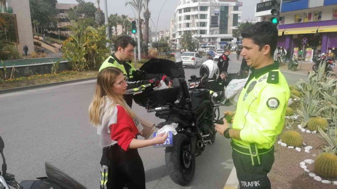 Polislere Kasksız Yakalanan Kadından İlginç Savunma: “Motosikleti Yeni Aldım, Kask Almaya Param Yetmedi”