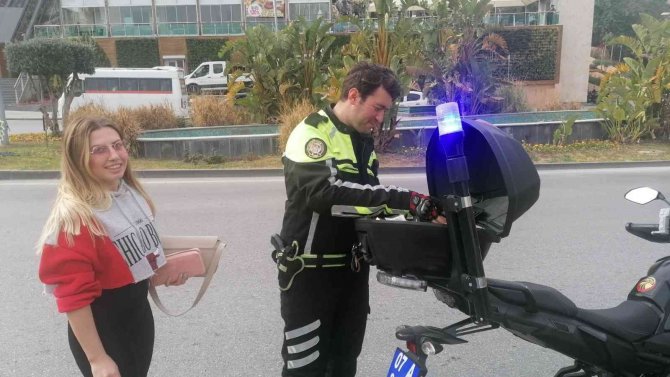 Polislere Kasksız Yakalanan Kadından İlginç Savunma: “Motosikleti Yeni Aldım, Kask Almaya Param Yetmedi”