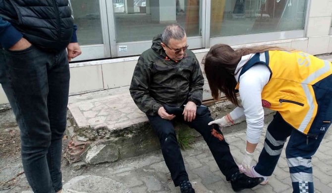 Arabasına Kim Çarptı Diye Baktığında Yerde Yatan Yaralının Arkadaşı Olduğunu Fark Etti, Şoke Oldu