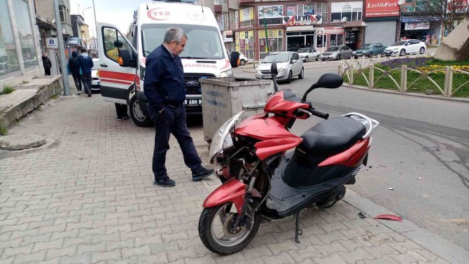 Arabasına Kim Çarptı Diye Baktığında Yerde Yatan Yaralının Arkadaşı Olduğunu Fark Etti, Şoke Oldu