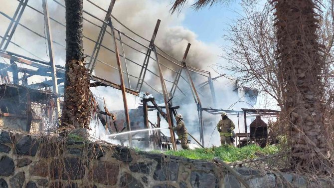 Avcılar’da İki Kafeyi Alevler Sardı: Yangın Sırasında Patlamalar Oldu