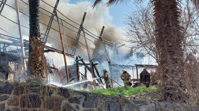 Avcılar’da İki Kafeyi Alevler Sardı: Yangın Sırasında Patlamalar Oldu