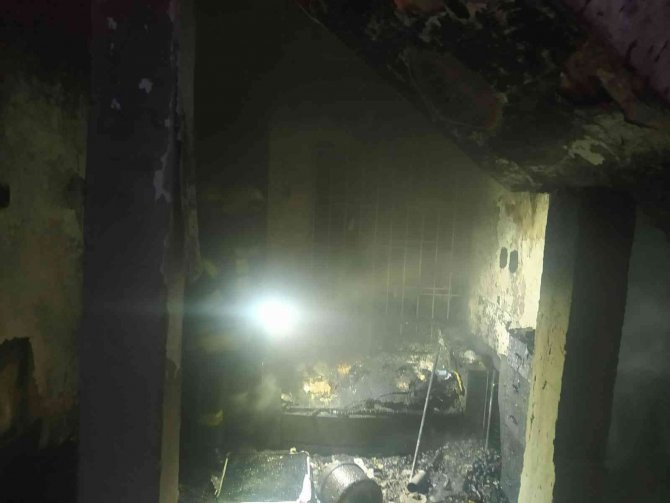 Yangın Müstakil Evi Kullanılmaz Hale Getirdi