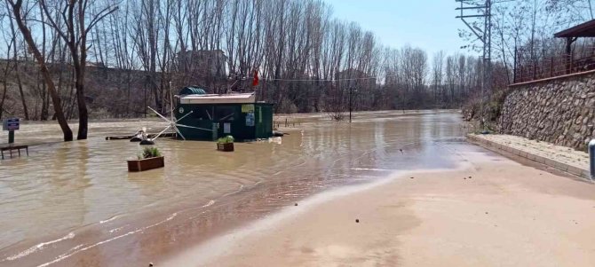 Eriyen Kar Suları Irmak Seviyesini Yükseltti
