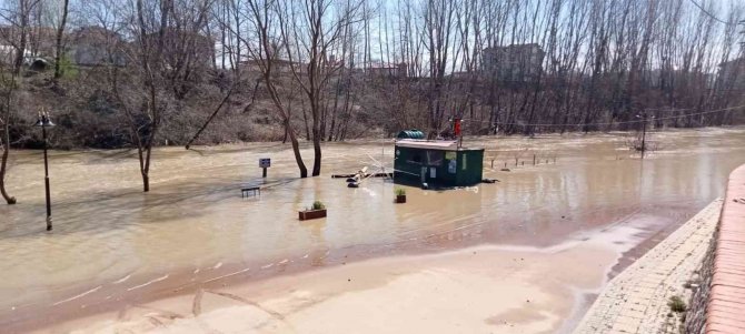 Eriyen Kar Suları Irmak Seviyesini Yükseltti