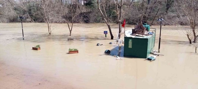 Eriyen Kar Suları Irmak Seviyesini Yükseltti