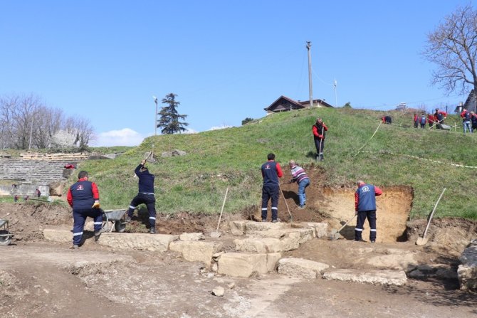 Doğu Aksında Kazı Hızlandı