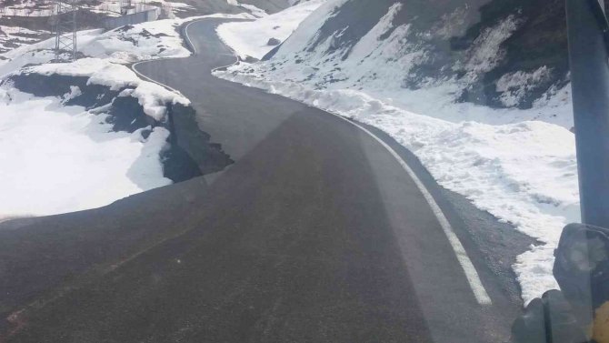Bingöl’de Heyelan Yola Zarar Verdi