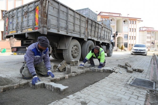 Bozulan Ve Deforme Olan Parke Taş Yollar Yenileniyor
