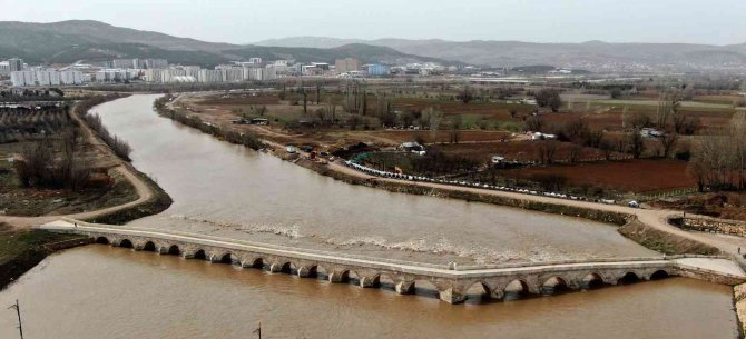 Türkiye’nin En Uzun Nehri Eriyen Karlarla Coştu