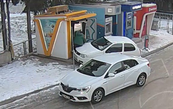 Yoldan Çıkan Aracın Para Çeken Vatandaşa Çarptığı Kaza Kameraya Yansıdı