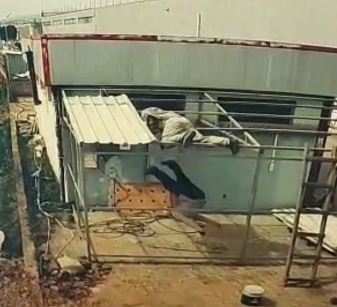 Bursa’da Onarım Yaparken Çatıdan Böyle Düştü