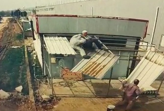 Bursa’da Onarım Yaparken Çatıdan Böyle Düştü