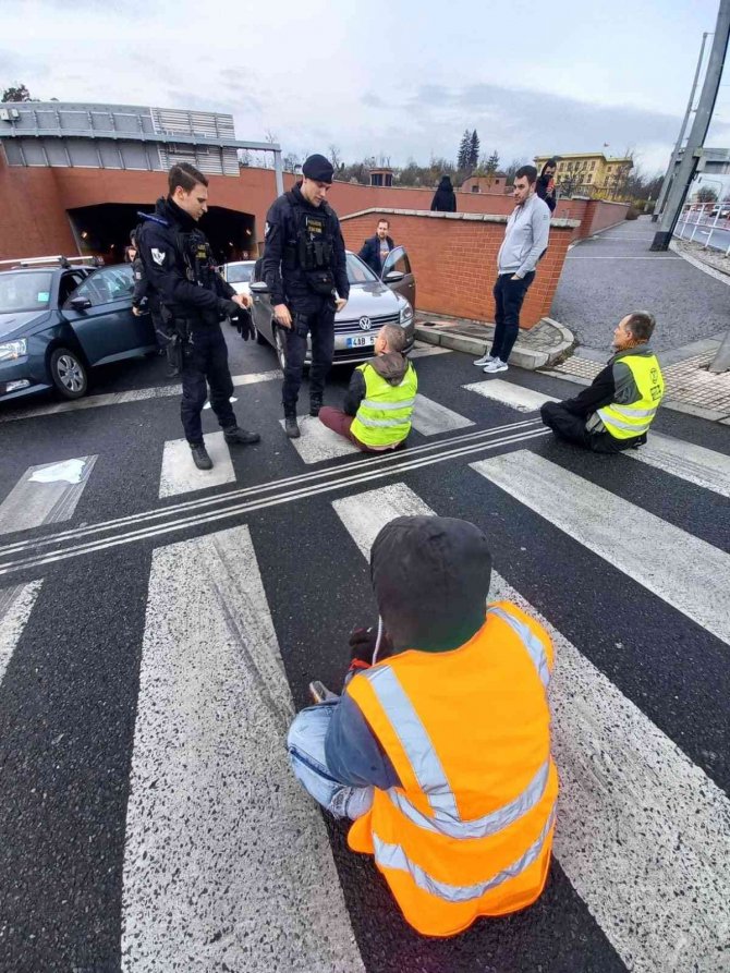 Çekya’da Ukrayna’ya Destek İçin Trafiği Kapatan Aktivistlere Polis Müdahalesi