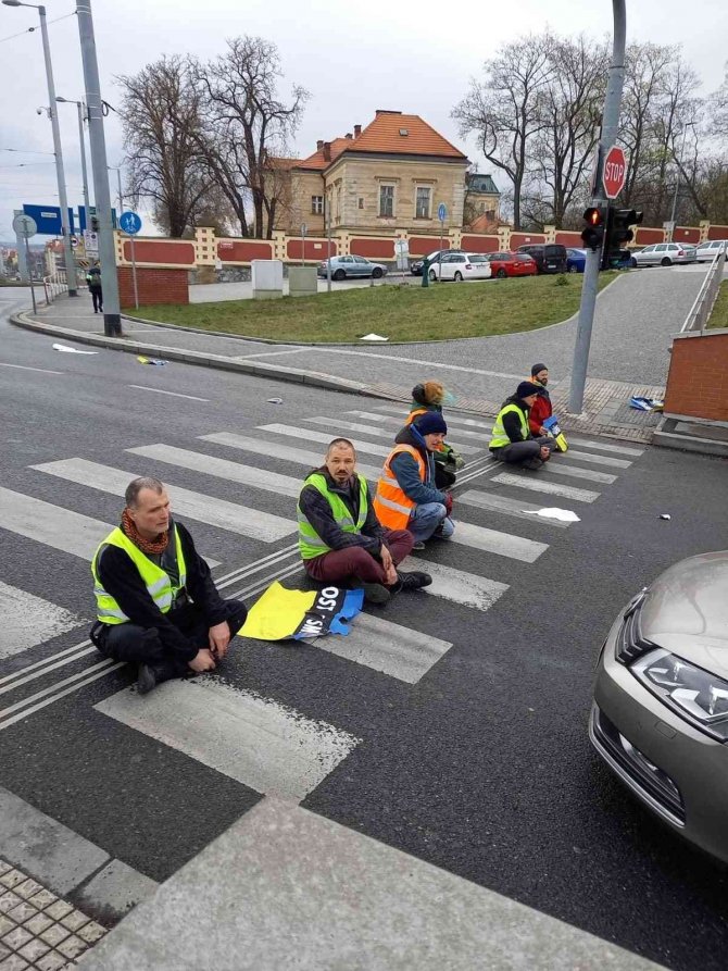 Çekya’da Ukrayna’ya Destek İçin Trafiği Kapatan Aktivistlere Polis Müdahalesi
