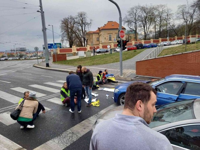Çekya’da Ukrayna’ya Destek İçin Trafiği Kapatan Aktivistlere Polis Müdahalesi