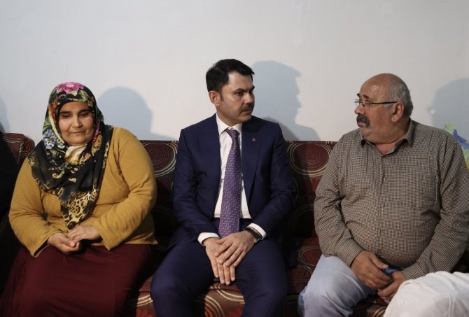 Bakan Kurum Ziyaret Ettiği Ailenin Ev Taksitlerini Üstlendi