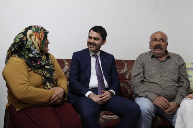 Bakan Kurum Ziyaret Ettiği Ailenin Ev Taksitlerini Üstlendi
