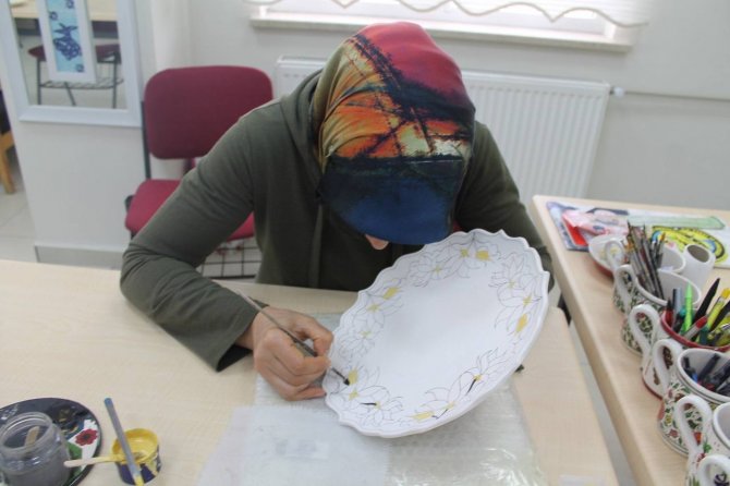 Çini Seramikler Bayburtlu Kadınların Ellerinde Hayat Buluyor