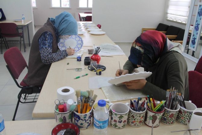 Çini Seramikler Bayburtlu Kadınların Ellerinde Hayat Buluyor