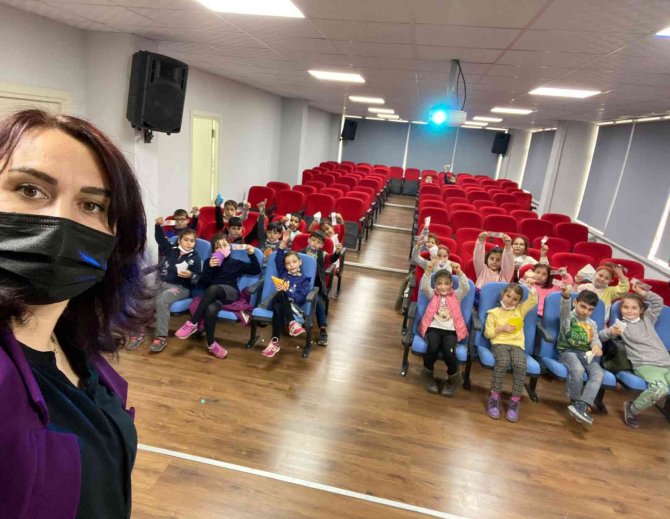 Öğrencileri İçin Konferans Salonunu Sinemaya Çevirdi