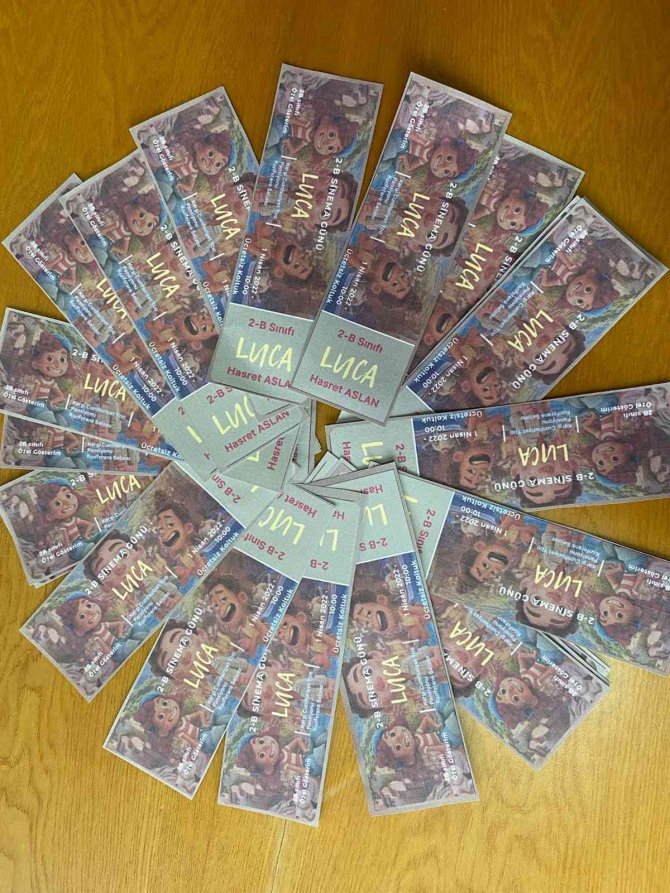 Öğrencileri İçin Konferans Salonunu Sinemaya Çevirdi