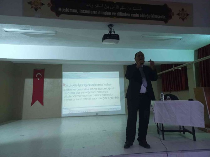 Doç. Dr. Teyfur, Eleşkirt’te Öğretmenlere Seminer Verdi