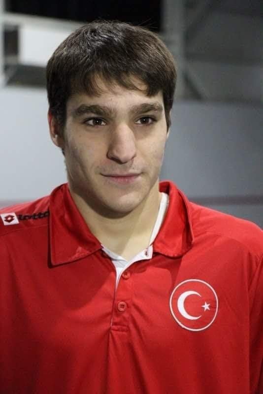 Hastalığını Yenmek İçin Başladığı Yüzmede Devlet Sporcusu Unvanını Aldı