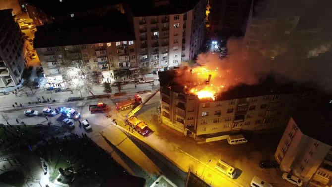 Elazığ’da Geceyi Gündüze Çeviren Bina Yangını, Onlarca İnsan Tahliye Edildi
