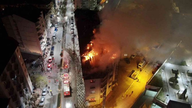 Elazığ’da Geceyi Gündüze Çeviren Bina Yangını, Onlarca İnsan Tahliye Edildi