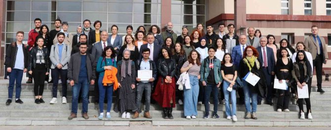 “Hayata Bağlı Ol” Ödüllü Afiş Tasarımı Yarışması Sergisi Esogü’de Açıldı