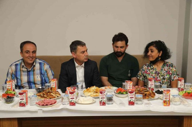 Gölbaşı Belediye Başkanı Şimşek Sağlık Çalışanları İle Sahurda Bir Araya Geldi.