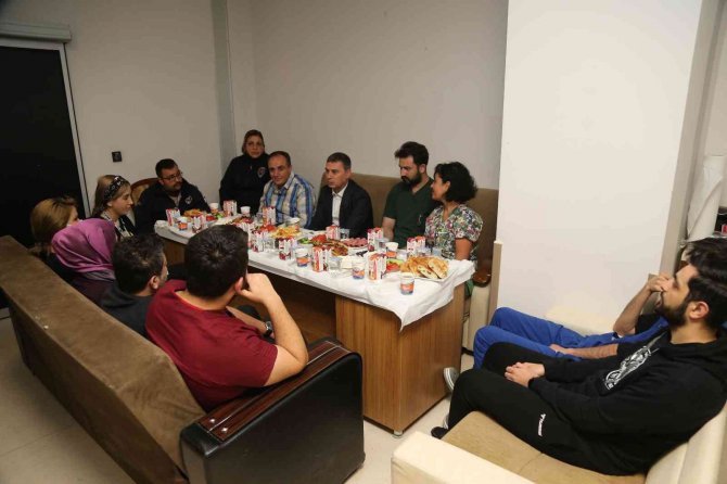 Gölbaşı Belediye Başkanı Şimşek Sağlık Çalışanları İle Sahurda Bir Araya Geldi.