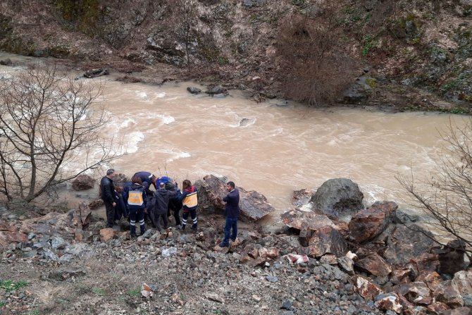 Kontrolden Çıkan Araç Dereye Yuvarlandı: 1 Ölü, 3 Yaralı